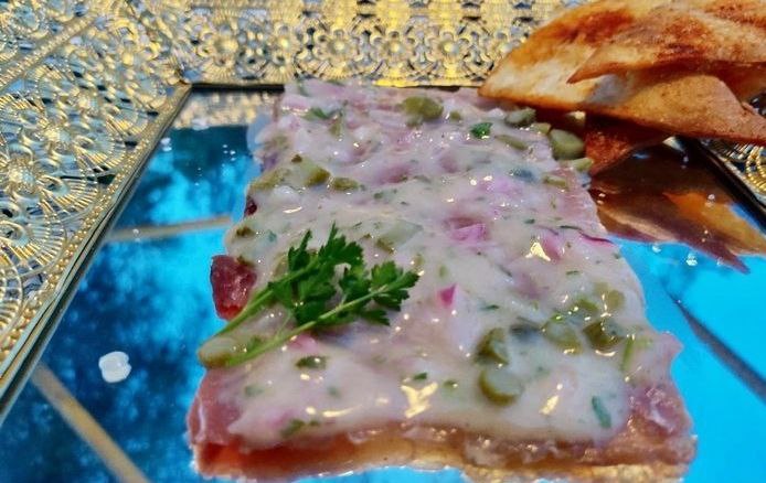 Carpaccio de ternera con frutos rojos y parmesano