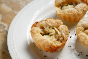 Tartaletas crujientes de champiñones salteados y crema de ajo asado